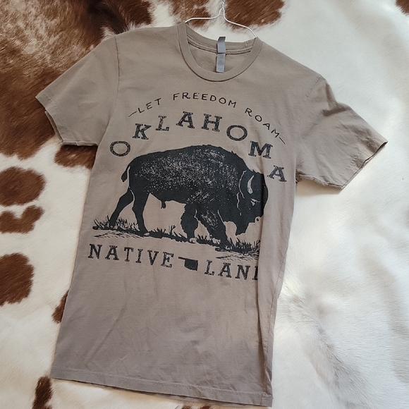Next Level Apparel Tops - Next Level Apparel Oklahoma Buffalo Graphic Tee - Taupe & Black